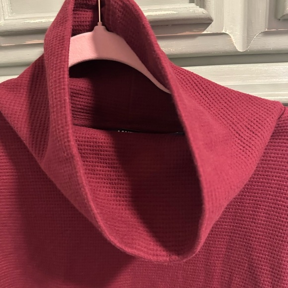 Lands’ End Women’s Maroon Waffle Knit Turtleneck Top Size Small - Picture 2 of 3